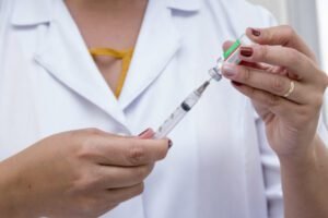 Vacina da Influenza será aplicada até o dia 15 de setembro > Notícias > Vacina da Influenza será aplicada até o dia 15 de setembro Música, arte e esporte: confira a agenda do final de semana Secretaria de Saúde explica pagamento do Piso Salarial Nacional da Enfermagem Postado em 01/09/2023 em Notícias, S. M. de Saúde, Vigilância em Saúde Para quem ainda não se imunizou com a vacina da Influenza, a Secretaria de Saúde informa que a campanha de vacinação seguirá até o dia 15 de setembro em todas as Unidades Básicas de Saúde (UBS) do município. O imunizante é disponibilizado para toda a população a partir dos 6 meses de idade, sendo contraindicado apenas para pessoas com alergia ao ovo ou para quem já apresentou alguma reação alérgica grave a uma dose anterior da vacina. Se houver dúvidas sobre a vacinação é recomendado consultar um médico ou uma equipe de saúde. O objetivo da campanha é reduzir a circulação do vírus da gripe e evitar o agravamento de doenças como pneumonia, sinusite e até problemas cardíacos, principalmente em crianças, idosos e portadores de doenças crônicas.