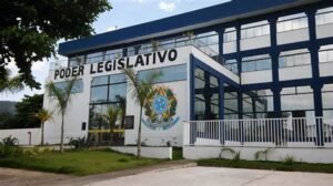 Segundo fontes próximas a Eugênio Zwibelberg, o vereador afastado teria conseguido uma decisão judicial favorável ao seu retorno ao cargo, um dia após a posse dos suplentes.