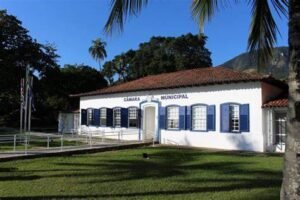 A polêmica proposta de aumentar o número de vereadores em Ilhabela foi aprovada em segundo turno na sessão da Câmara Municipal realizada na terça-feira (17). Com 7 votos favoráveis e 2 contrários, o projeto altera de 9 para 11 o número de vereadores a partir de 2025.
