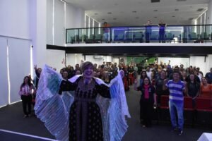 A Prefeitura de Ilhabela abriu oficialmente as atividades da Semana do Servidor Público na última segunda-feira (23) com a palestra “Felicibilidade,” ministrada pela palestrante motivacional Leila Navarro no auditório do Paço Municipal.