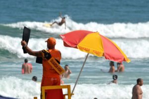 A temporada de verão atrai muitos turistas nas praias e nas cachoeiras espalhadas de norte a sul na cidade de Ubatuba.