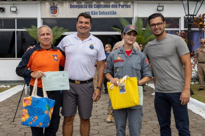 Agentes da Defesa Civil e da Polícia Municipal recebem certificado da Marinha do Brasil para condução de embarcações públicas