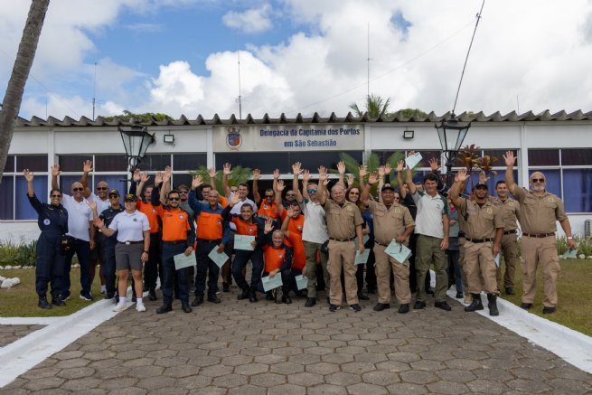 Agentes da Defesa Civil e da Polícia Municipal, da Secretaria da Segurança Urbana (SEGUR), receberam, na última sexta-feira (5), o certificado de participação no Curso Especial para Tripulação de Embarcações do Estado no Serviço Público