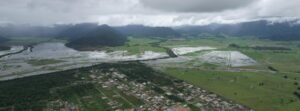 Apesar de as chuvas terem diminuído em Caraguatatuba, o índice de acumulado apontado pelos pluviômetros do Cemaden ainda não diminuiu. Na região da Tabatinga o acumulado ainda registra 266mm em 72 horas e no Massaguaçu,  210mm no mesmo período.
