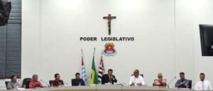 A Câmara Municipal de Ubatuba aprovou polêmico aumento de salários para prefeito, vereadores e secretários, além do pagamento de 13º salários e férias. Salários chegarão a R$ 28 mil para o prefeito. Enquanto isso, a cidade enfrenta problemas, mas as mudanças estão por vir. #Ubatuba #Polêmica #AumentoDeSalário