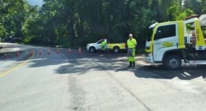 🚧 Atualização de trânsito nas rodovias da região! 🚗 Após as chuvas, a Rodovia dos Tamoios está normalizada. Por outro lado, a SP125 (Oswaldo Cruz) segue interrompida entre os km 42 e 89 devido a deslizamentos. Sem previsão de liberação. 🌧️🚦 #Trânsito #Rodovias #Chuvas #SP125 #OswaldoCruz