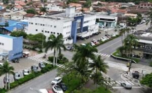 Aumento inédito no número de atendimentos nas UPAs e hospitais lotados. Conheça a demanda gerada por casos de dengue, Covid-19 e gripe.