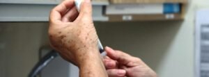 Saiba mais sobre a vacinação contra dengue em Caraguatatuba. Jovens de 10 a 14 anos podem agendar a imunização pelo aplicativo 156.