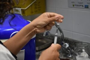 Ilhabela inicia aplicação da nova vacina contra a variante da Covid-19. Saiba mais sobre a imunização atualizada.