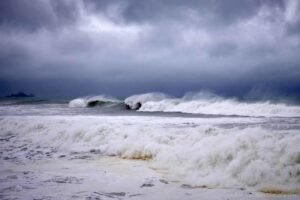 Alerta da Marinha: ondas gigantes podem atingir Litoral Norte de São Paulo. Ressaca marítima representa risco para esportes aquáticos.