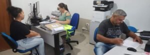 Prefeitura de Caraguatatuba entrega novas licenças e identificação para ambulantes. Saiba como obter licenças para comércio ambulante.