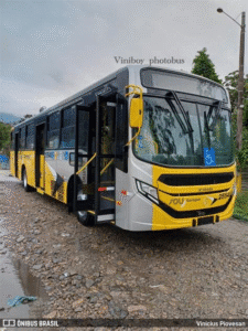 Ônibus da Sancetur bate em muro em Caraguatatuba. Motorista foi preso por embriaguez. Saiba detalhes do caso.