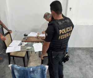 Polícia Federal realiza operação em Caraguatatuba contra grupo que aplicava golpes em pensionistas com uso de documentos falsos e contas laranjas.