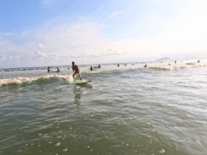 Iniciativa estadual de inclusão esportiva chega à praia de Juqueí após atender mais de 1.700 pessoas com aulas gratuitas de surf em Boraceia.