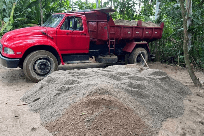 Três homens foram presos pela PF em Ubatuba por extração ilegal de areia do Rio Indaiá. Ação ocorreu durante apuração de grilagem.