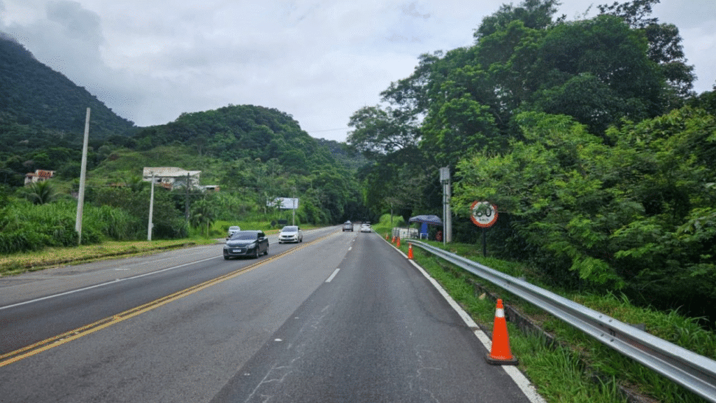 DER ativa 23 novos radares na Rio-Santos em pontos críticos entre Ubatuba e Bertioga. Equipamentos visam reduzir acidentes e controlar velocidade.