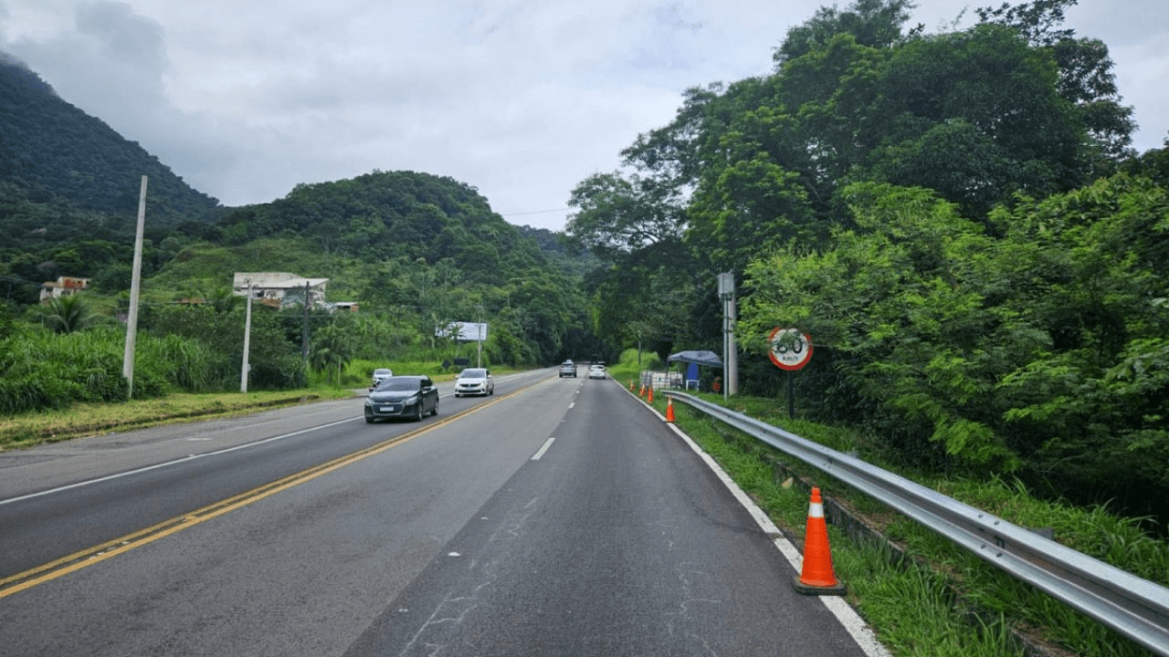 DER ativa 23 novos radares na Rio-Santos em pontos críticos entre Ubatuba e Bertioga. Equipamentos visam reduzir acidentes e controlar velocidade.