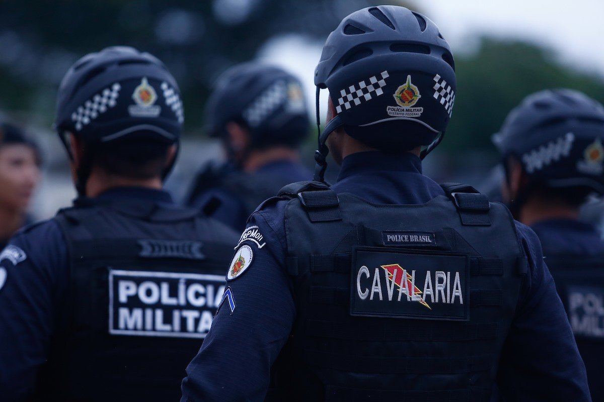 A Associação dos Oficiais da Polícia e Bombeiro Militar do Amazonas (AOPBMAM) saiu em defesa dos sete agentes da Polícia Militar do Distrito Federal (PMDF) pres