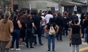 Servidores de Caraguá realizam manifesto por reajuste salarial e de benefícios; prefeito aponta herança de 'caos financeiro' e necessidade de reestruturação