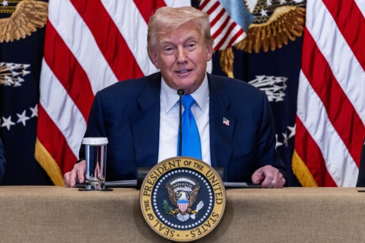 O presidente dos Estados Unidos, Donald Trump, afirmou nesta segunda-feira (25) que conversou com seu homólogo russo, Vladimir Putin, desde a reuni&atild
