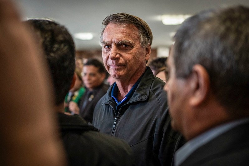 Bolsonaro passa por exames, e apoiadores se concentram em hospital