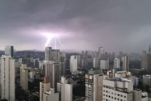 Após veranico, chuvas intensas atingem partes do país; confira o clima
