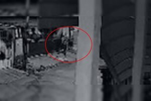 Imagens de uma câmera de segurança registram o momento em que uma mulher é rendida por um assaltante em uma moto. Ela grita por socorro, e um policial civil da