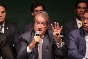 O presidente nacional do PL, Valdemar Costa Neto, afirmou nesta segunda-feira (25/8) que o deputado federal Eduardo Bolsonaro (PL) está “trabalhando para