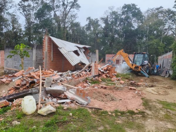 Na manhã desta terça-feira (26/08), a Polícia Militar Ambiental, por meio da 3ª Companhia do 3º Batalhão de Polícia Ambiental, realizou duas ações demolitórias