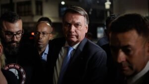 Moraes reforça policiamento no entorno da residência de Bolsonaro, mas veta entrada de agentes