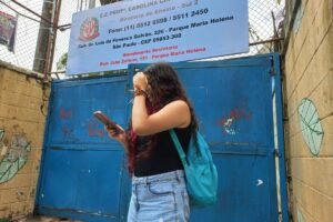 Governo de SP encerra contrato que fornece chip de celular para alunos