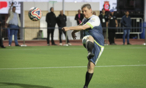 Tarcísio joga bola com prefeitos, marca gol e vence por 2 a 1
