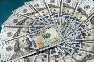 Dólar sobe e Bolsa cai com pacote antitarifaço e juros nos EUA