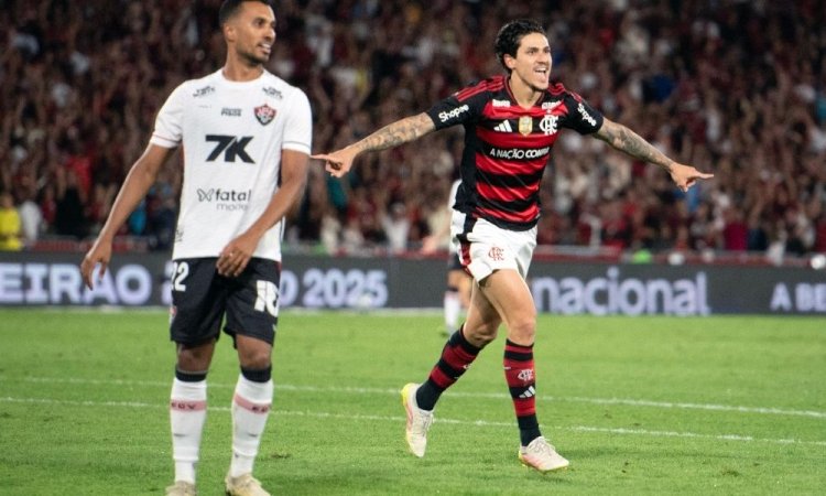 A noite no Maracanã foi um espetáculo de futebol ofensivo. O Flamengo transformou a partida contra o Vitória em um verdadeiro passeio, venc