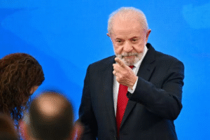 Brasil entra com ação na OMC contra os Estados Unidos devido às sobretaxas na importação de aço, alegando que a medida é ilegal e pode dar início a uma guerra comercial.