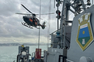 Um helicóptero da Marinha do Brasil está realizando missões de treinamento em São Sebastião (SP), no Litoral Norte. Saiba o motivo da movimentação da aeronave na região.