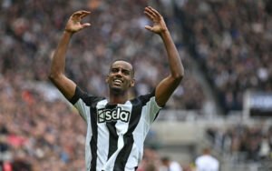 Ex-jogador dá ‘conselhos’ a Isak: ‘Tem que sabotar os treinos do Newcastle’
