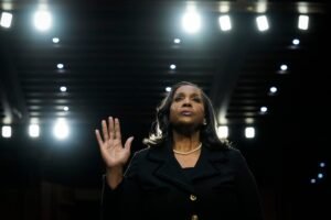 “Não vou renunciar”, diz diretora do BC dos EUA demitida por Trump