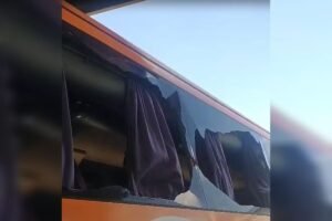 Ônibus que transportava funcionários da Gol é atacado em SP. Vídeo