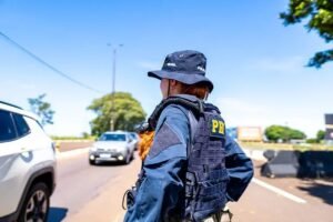 Vítima pula de carro em movimento durante sequestro relâmpago. Vídeo