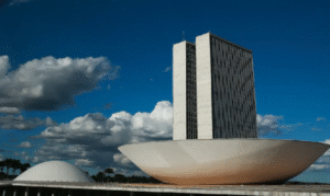 Deputados aprovam urgência para projeto sobre proteção de crianças em ambiente digital