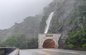 Tufão em Taiwan deixa dezenas de feridos e uma pessoa desaparecida