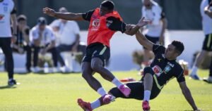 Casemiro dá carrinho em Endrick no treino