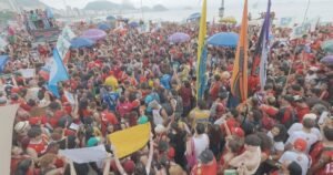 Manifestantes realizam ato pela democracia em Copacabana