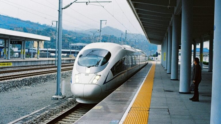 China lança plano para testar trem de 600 km por hora