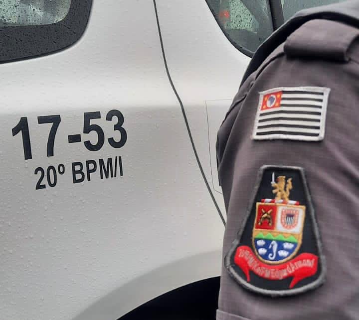 Mulher é presa por agredir companheiro e danificar câmera corporal de policial