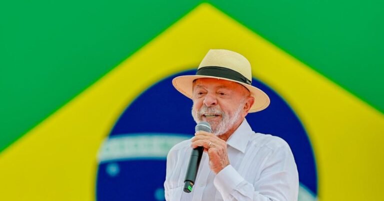 Lula completa 81 anos após vitória histórica