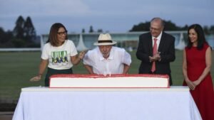Lula celebra 81 anos e critica Flávio Bolsonaro