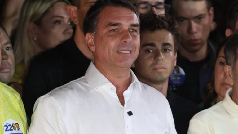 Flávio Bolsonaro sai da Argentina rumo a Guayaquil