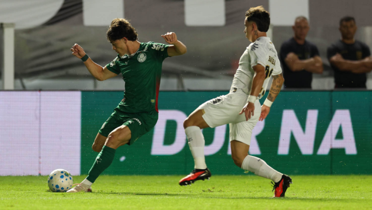 Santos e Palmeiras empatam em clássico disputado na Vila Belmiro